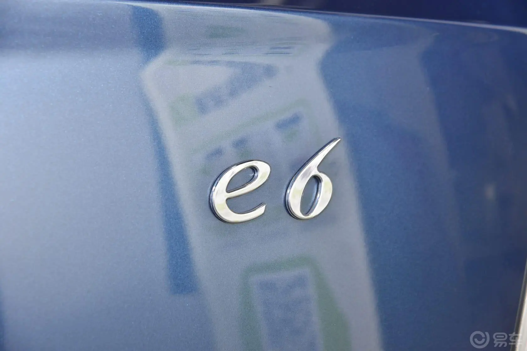 比亚迪e6精英版(北京版)尾标