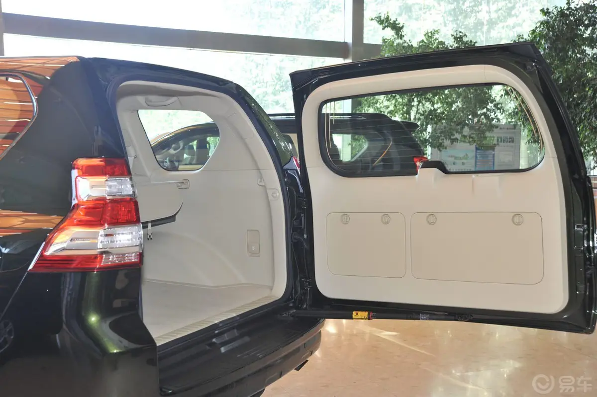 普拉多(进口)2.7L 自动标准版行李厢开口范围