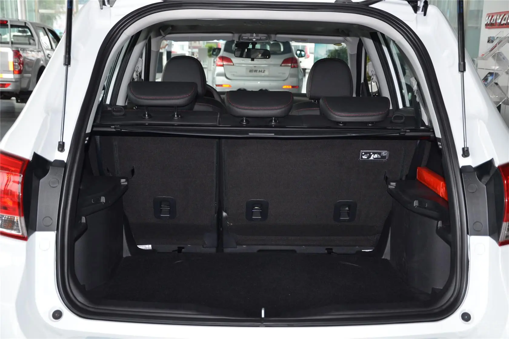 哈弗H6升级版 1.5T 手动 两驱 精英型行李箱空间