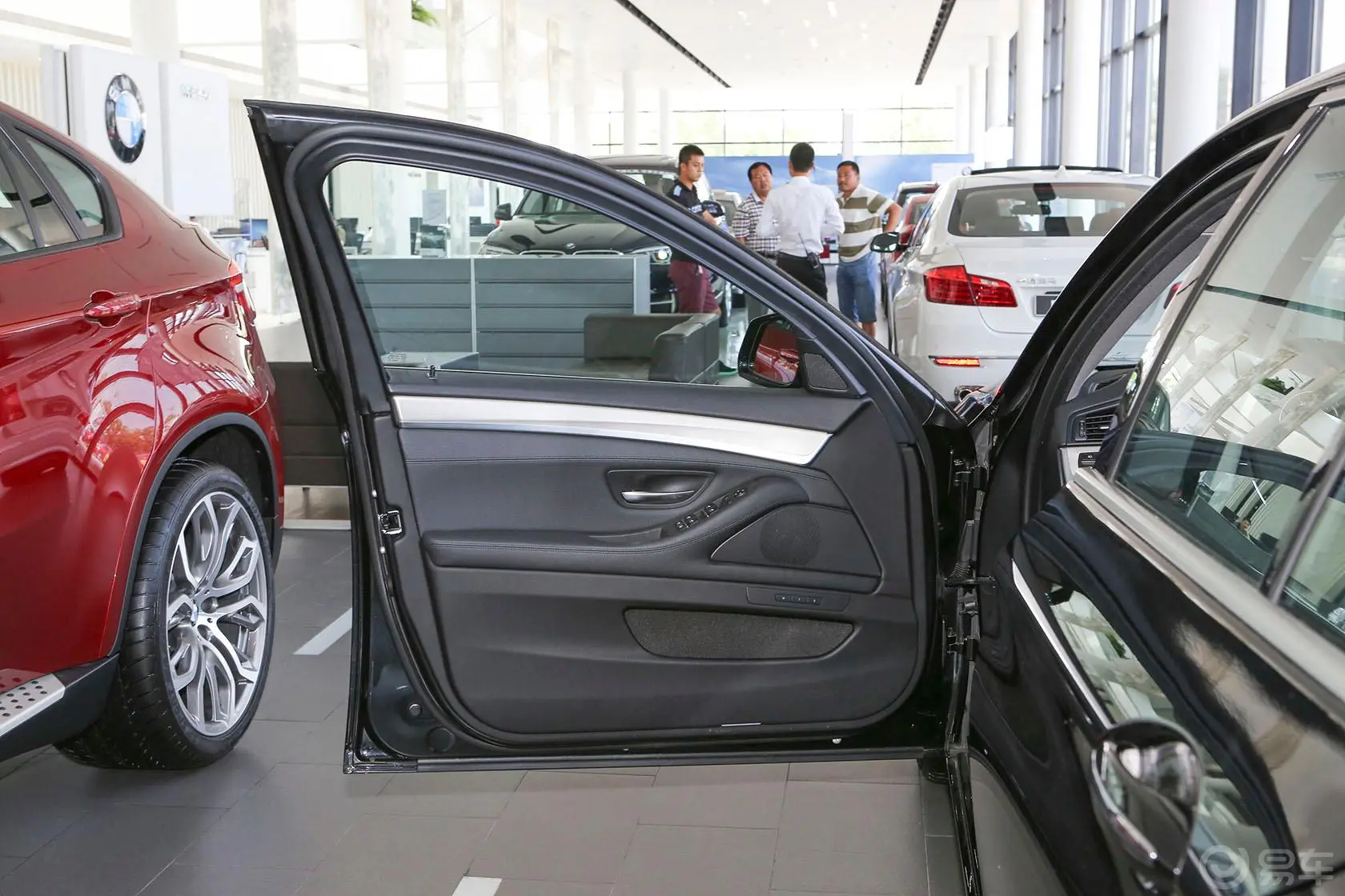 宝马5系(进口)528i xDrive豪华型驾驶员侧车门内门板