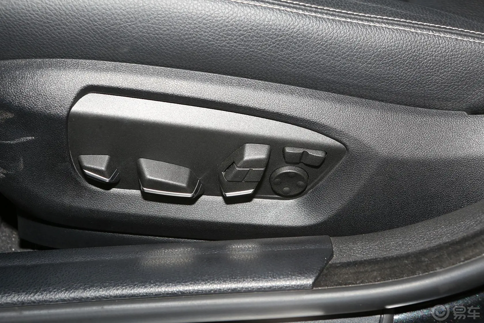 宝马5系(进口)528i xDrive豪华型座椅调节键