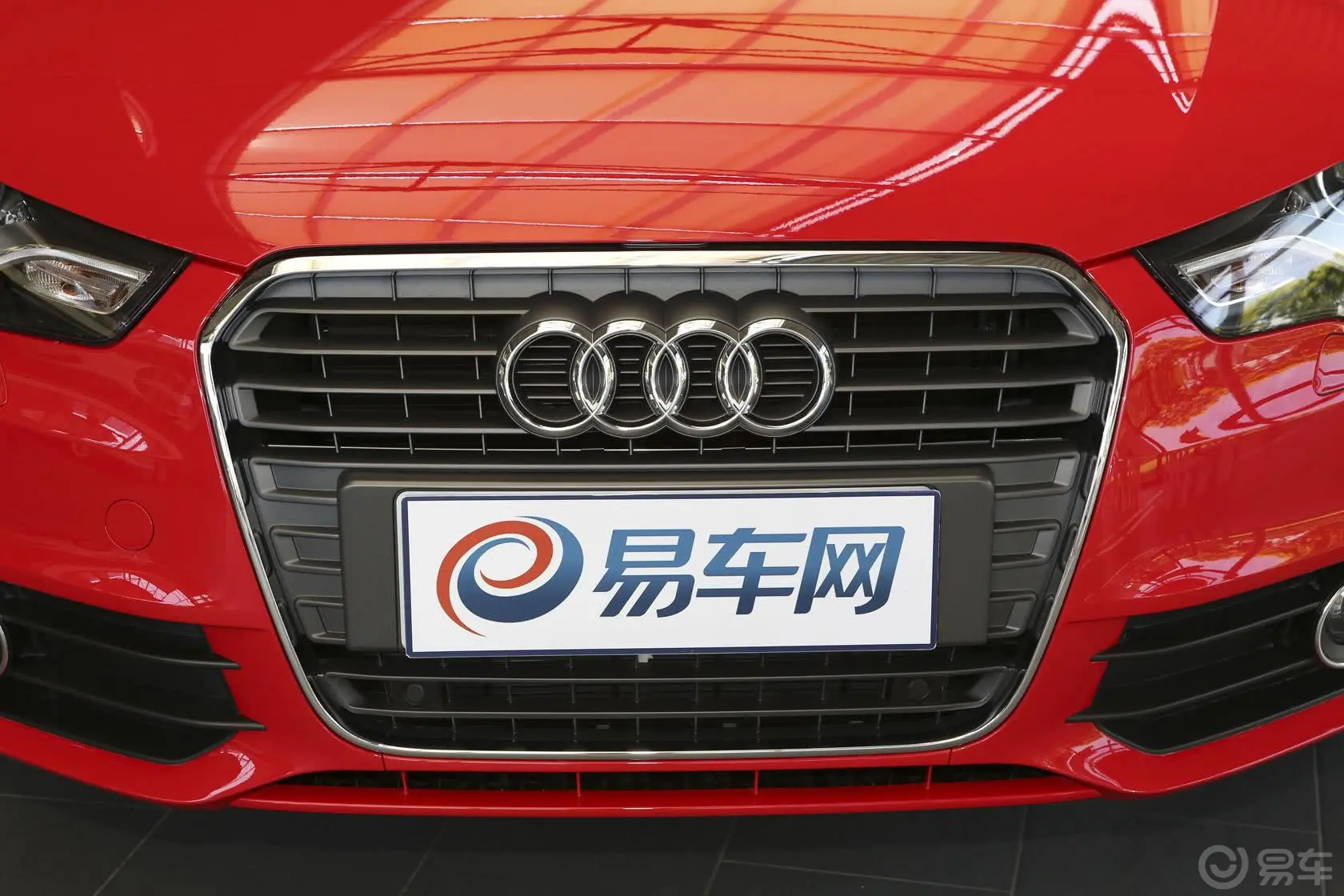 奥迪A130 TFSI 技术型前格栅侧俯拍