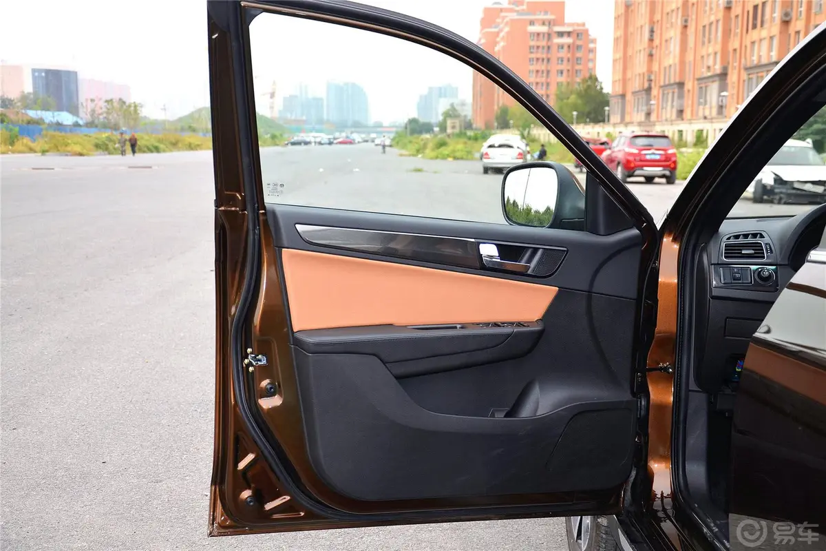 中华V51.5T 手动 两驱 豪华型驾驶员侧车门内门板