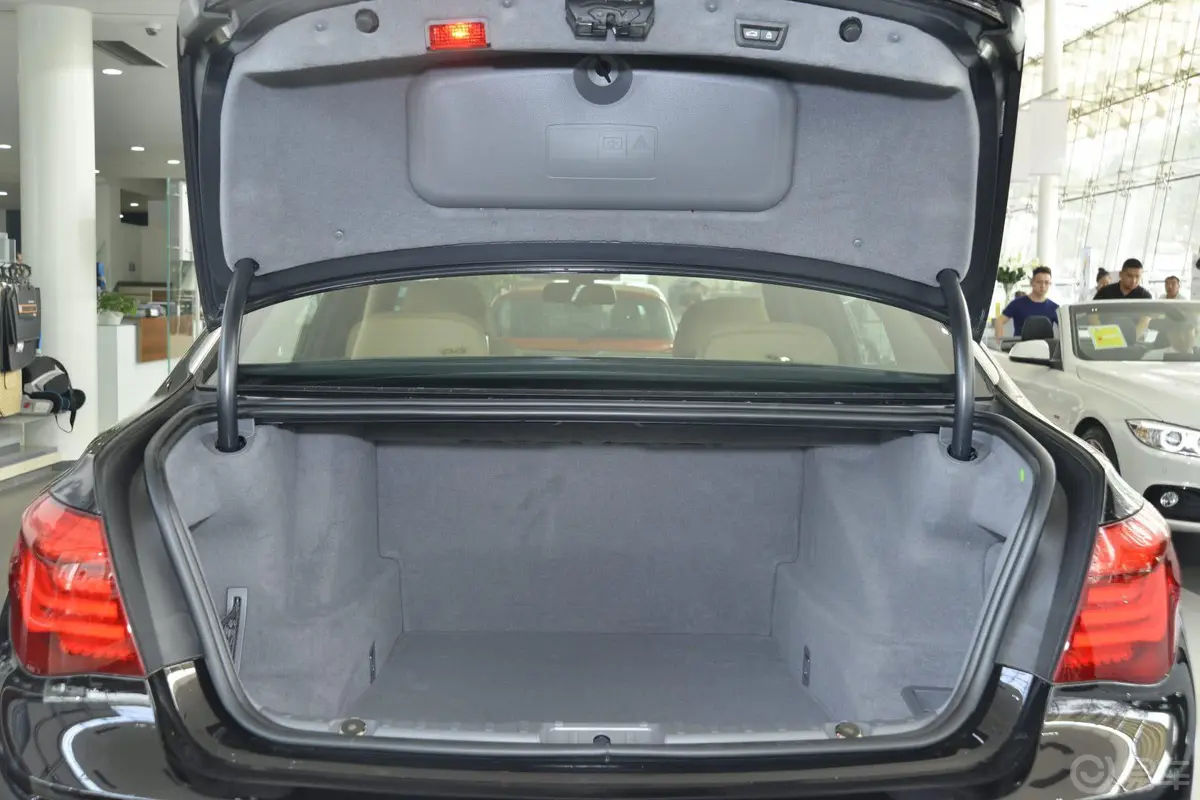 宝马7系740Li xDrive 马年限量版行李箱空间