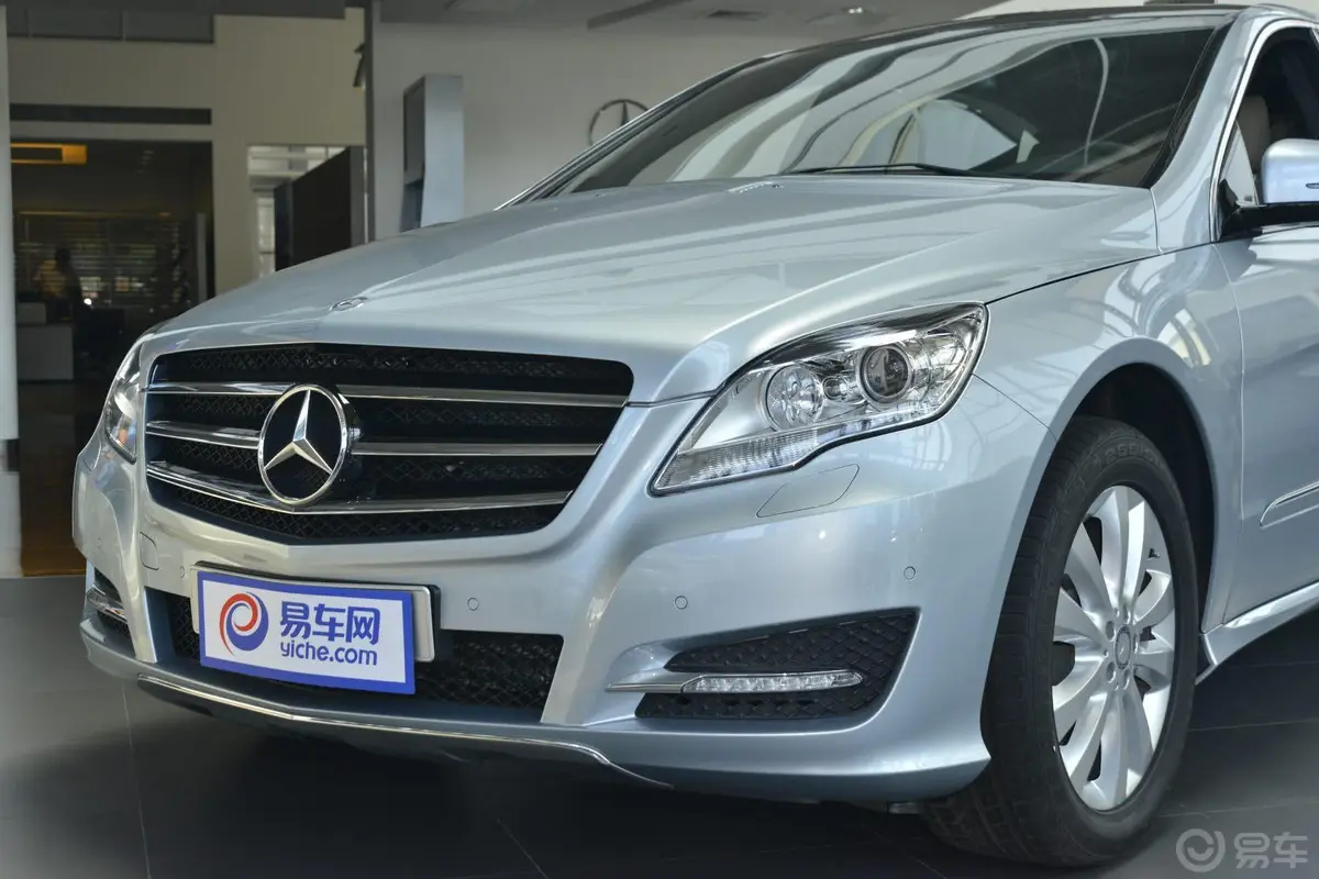 奔驰R级R 400 4MATIC 豪华型车头局部