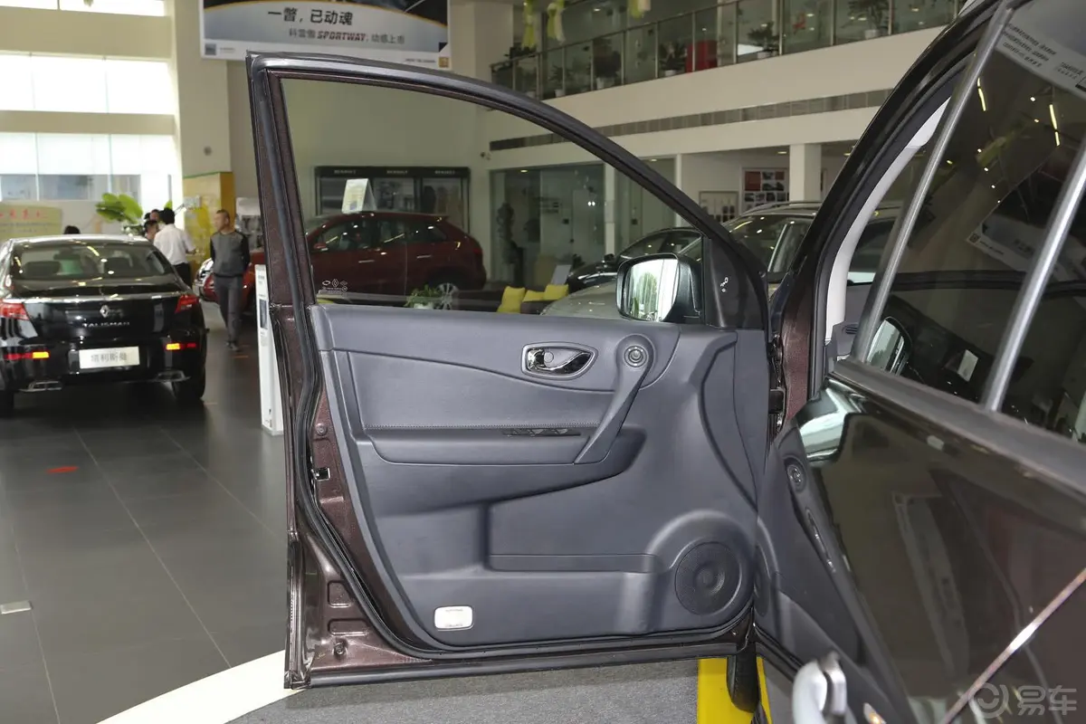 科雷傲(进口)2.5L 两驱 Touring限量版驾驶员侧车门内门板