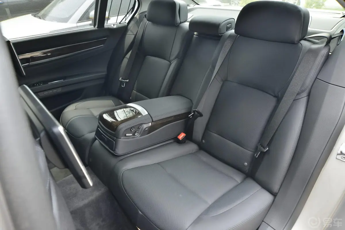 宝马7系740Li xDrive行李厢支撑杆