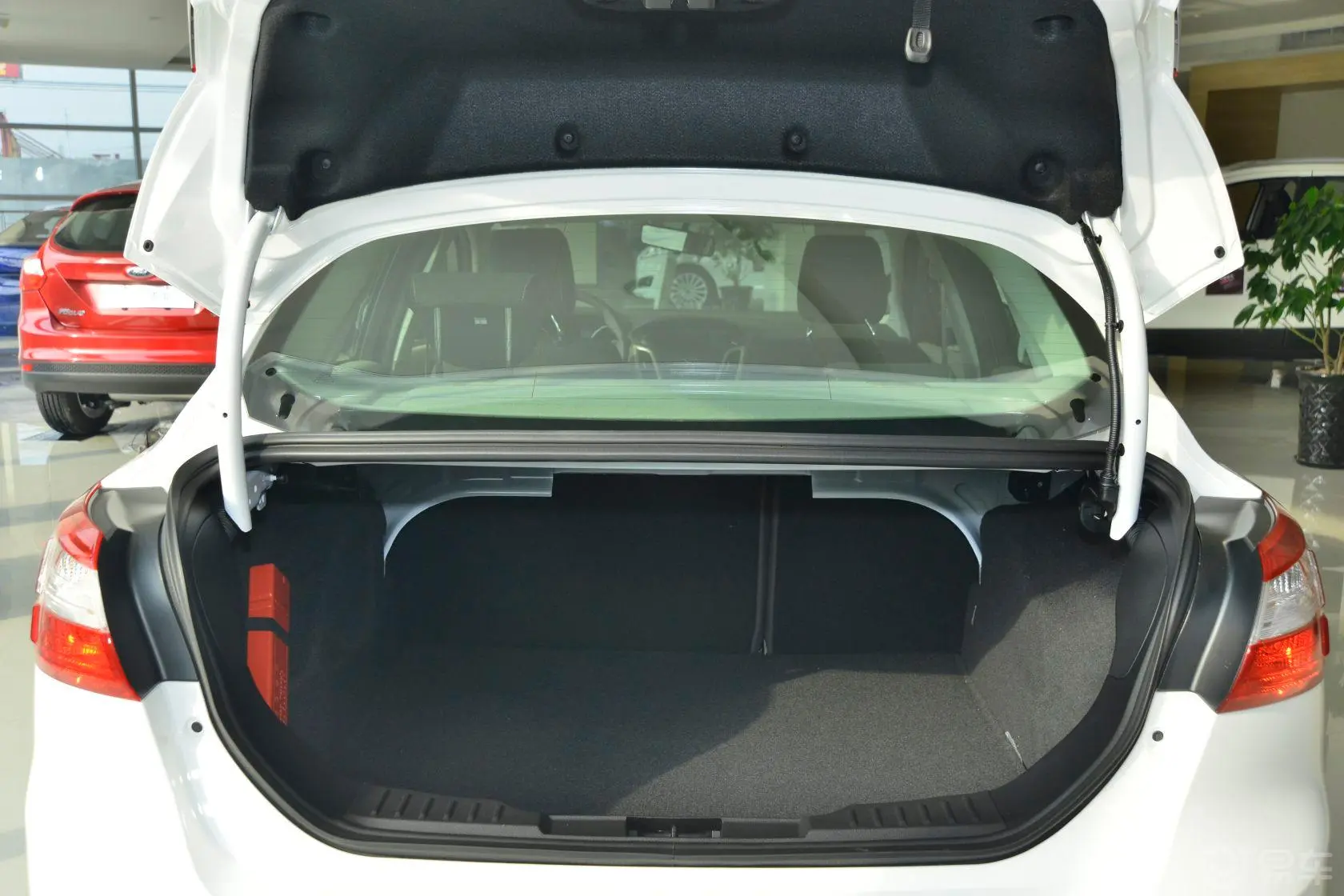 福克斯三厢 1.6L 自动 舒适型行李箱空间