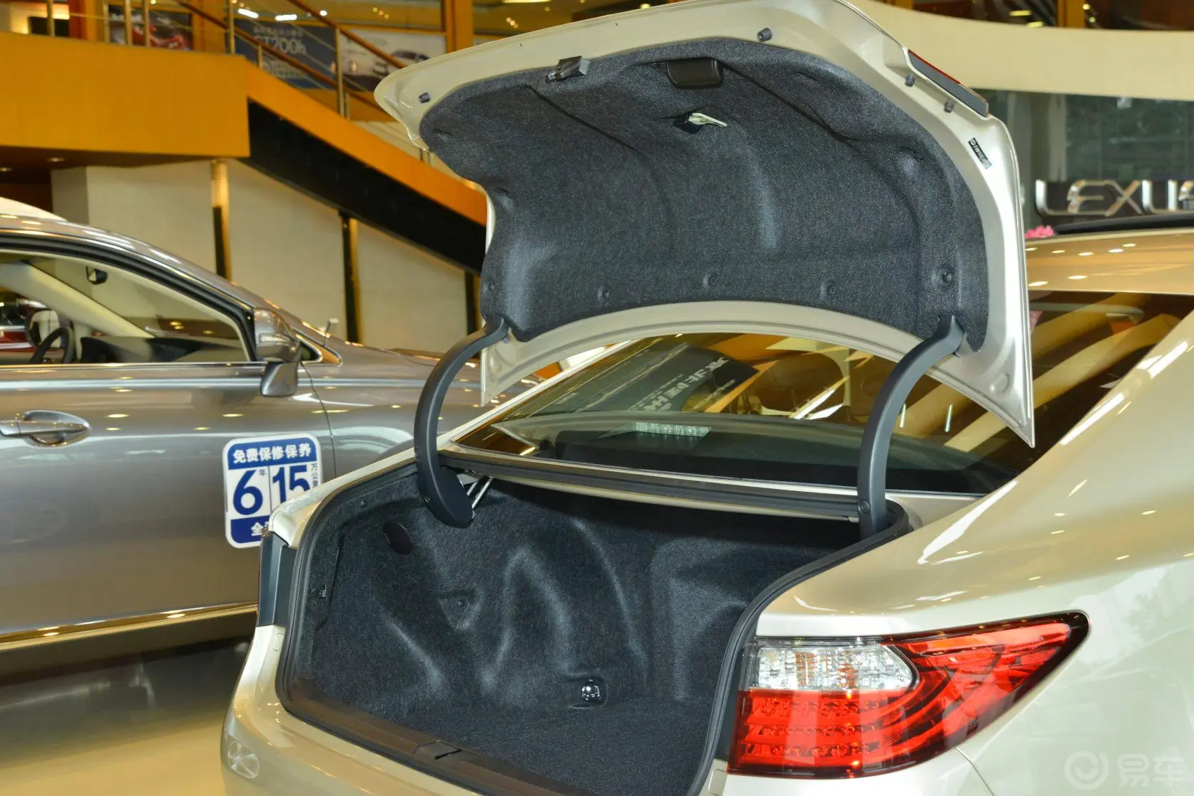 雷克萨斯ES300h 精英版行李厢开口范围
