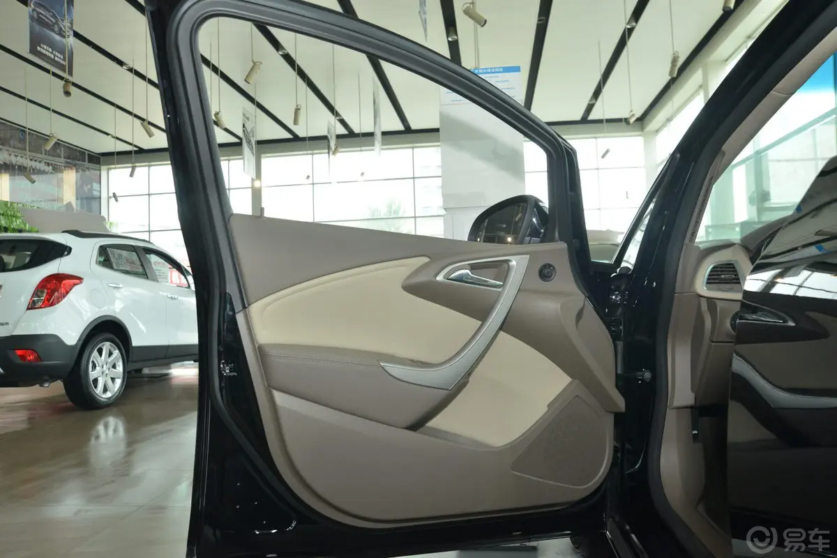 英朗GT 1.6L 手动 舒适版驾驶员侧车门内门板
