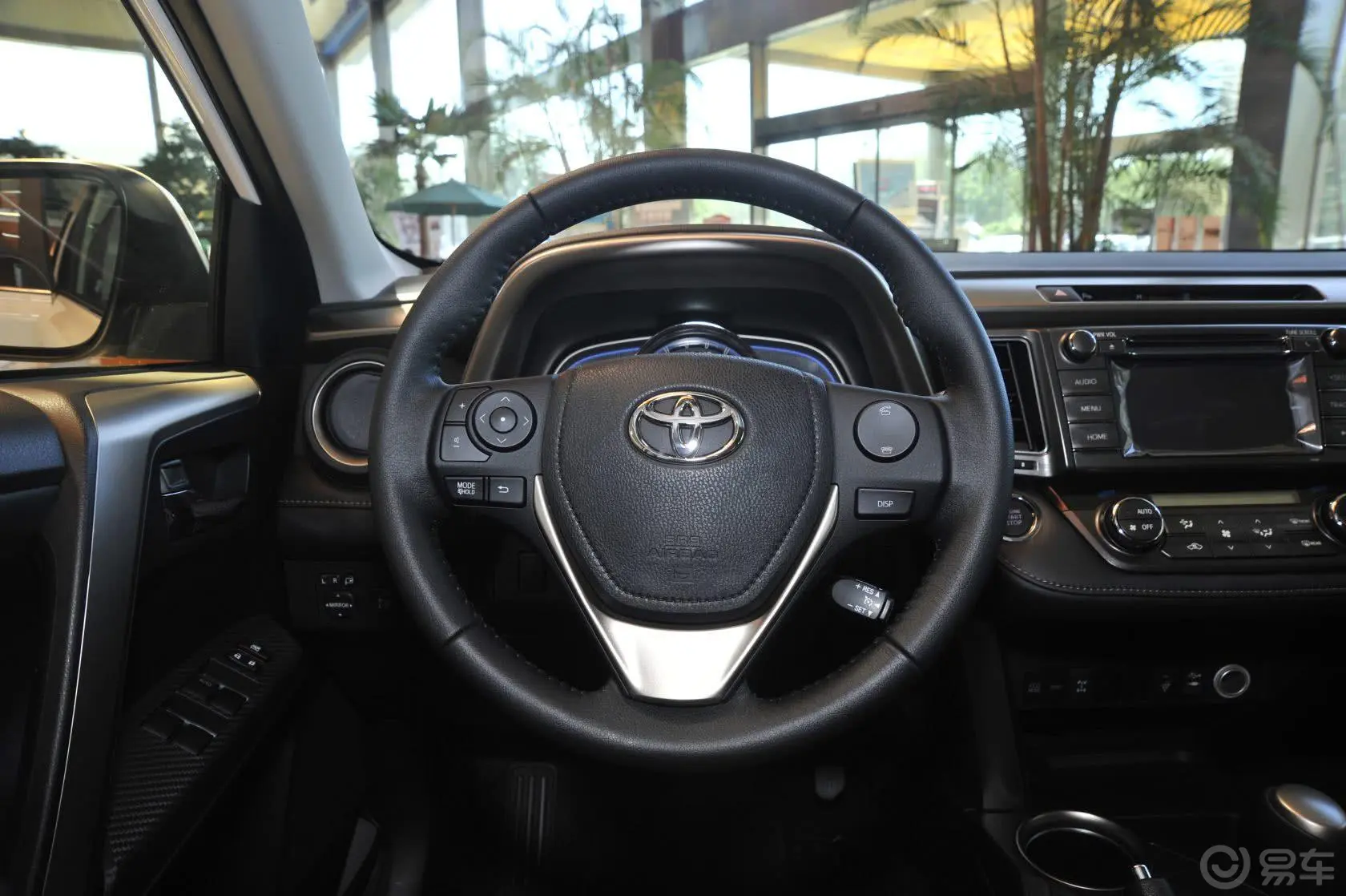 RAV4荣放2.0L CVT 新锐版驾驶位区域