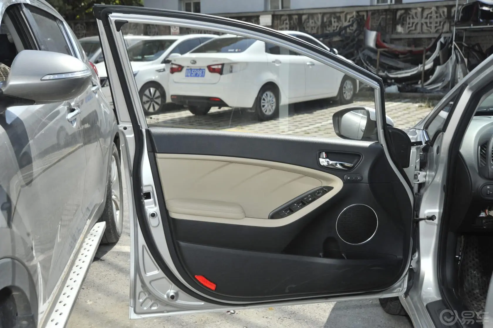 起亚K31.8L 自动 Premium驾驶员侧车门内门板