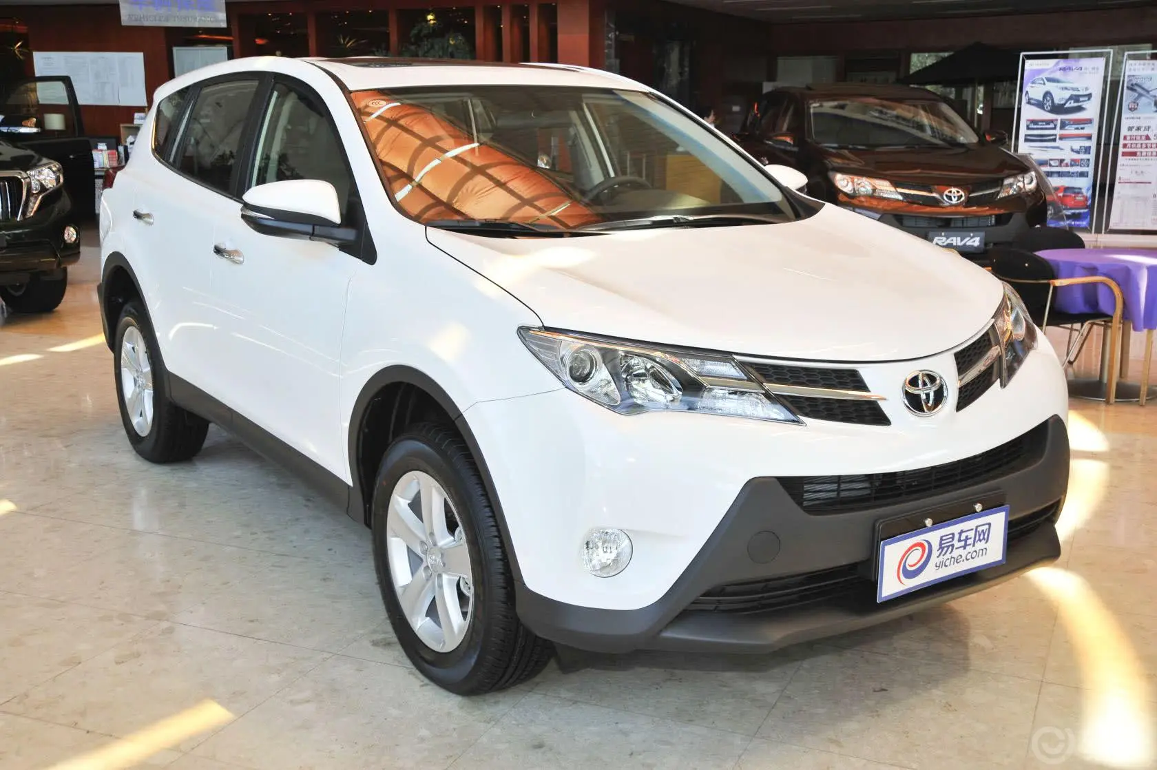 RAV4荣放2.0L CVT 新锐版正后水平