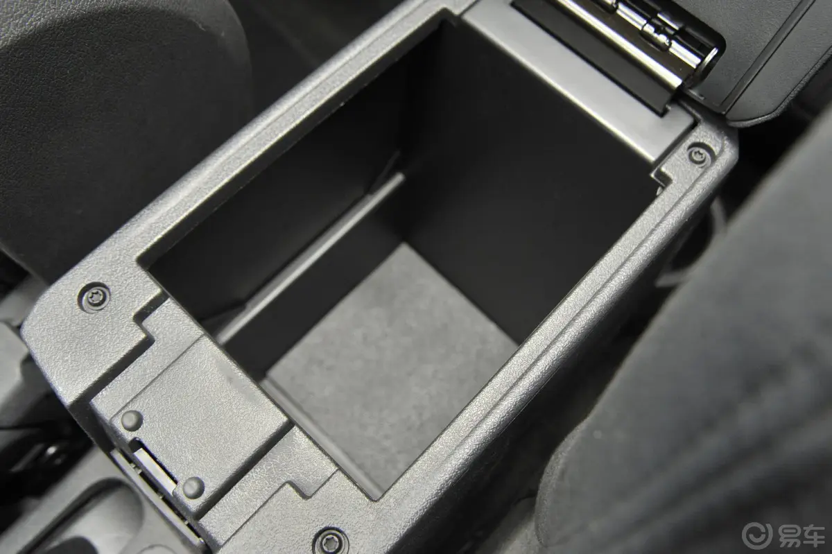 自由客改款 2.0L CVT 运动增强版前排中央扶手箱空间