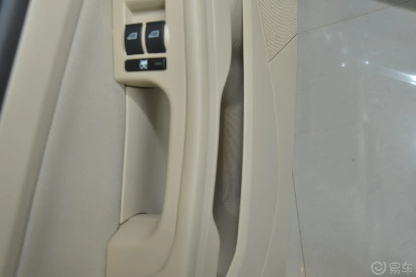 福克斯三厢 经典款 1.8L 手动 基本型驾驶员门储物盒