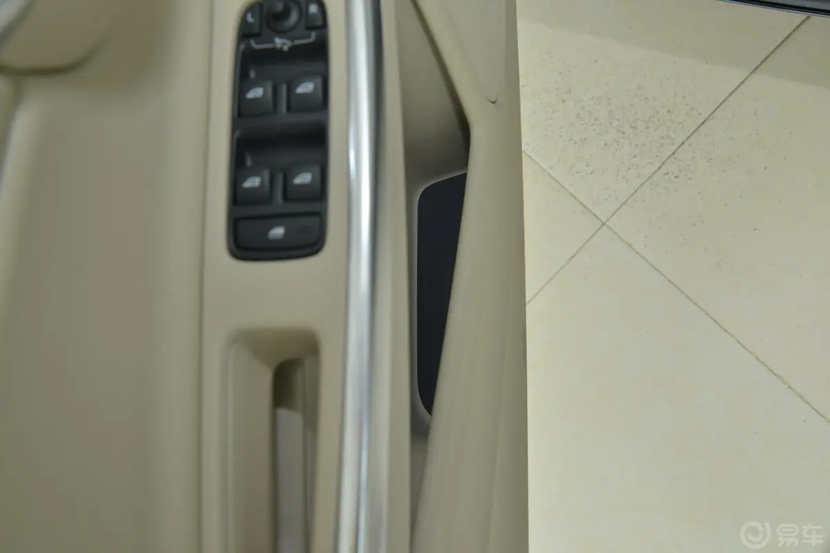 沃尔沃S602.0T 手自一体 T5 智越版驾驶员门储物盒