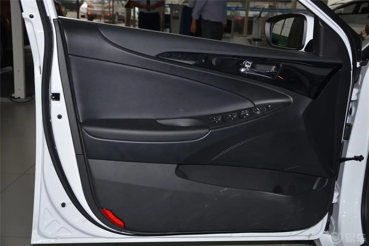 索纳塔2.4L 自动 GLX 豪华版 国五驾驶员侧车门内门板