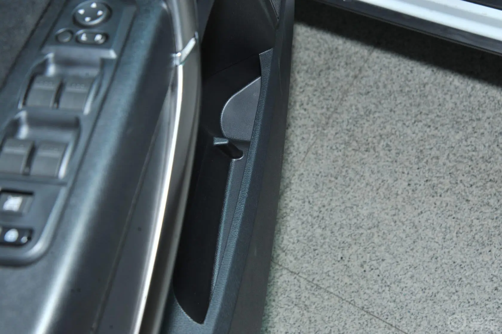 奔腾X802.0L 自动 舒适 周年纪念型驾驶员门储物盒
