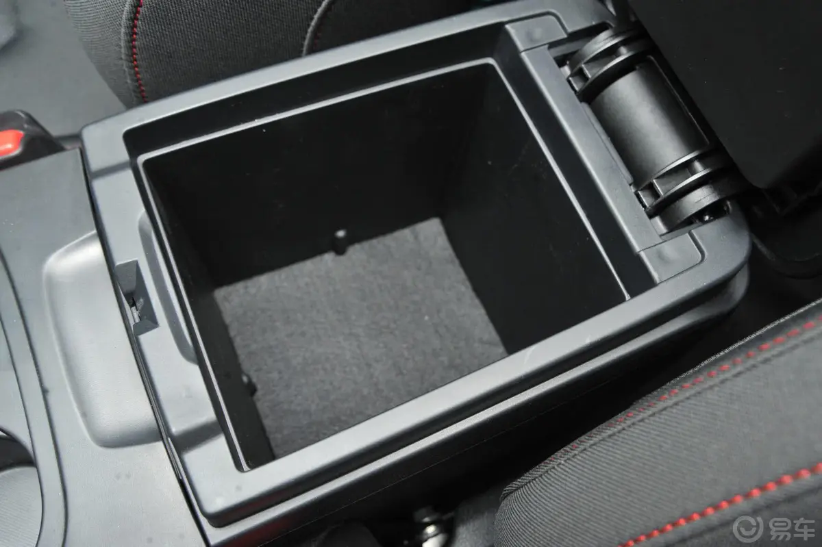 奔腾X802.0L 自动 舒适 周年纪念型前排中央扶手箱空间