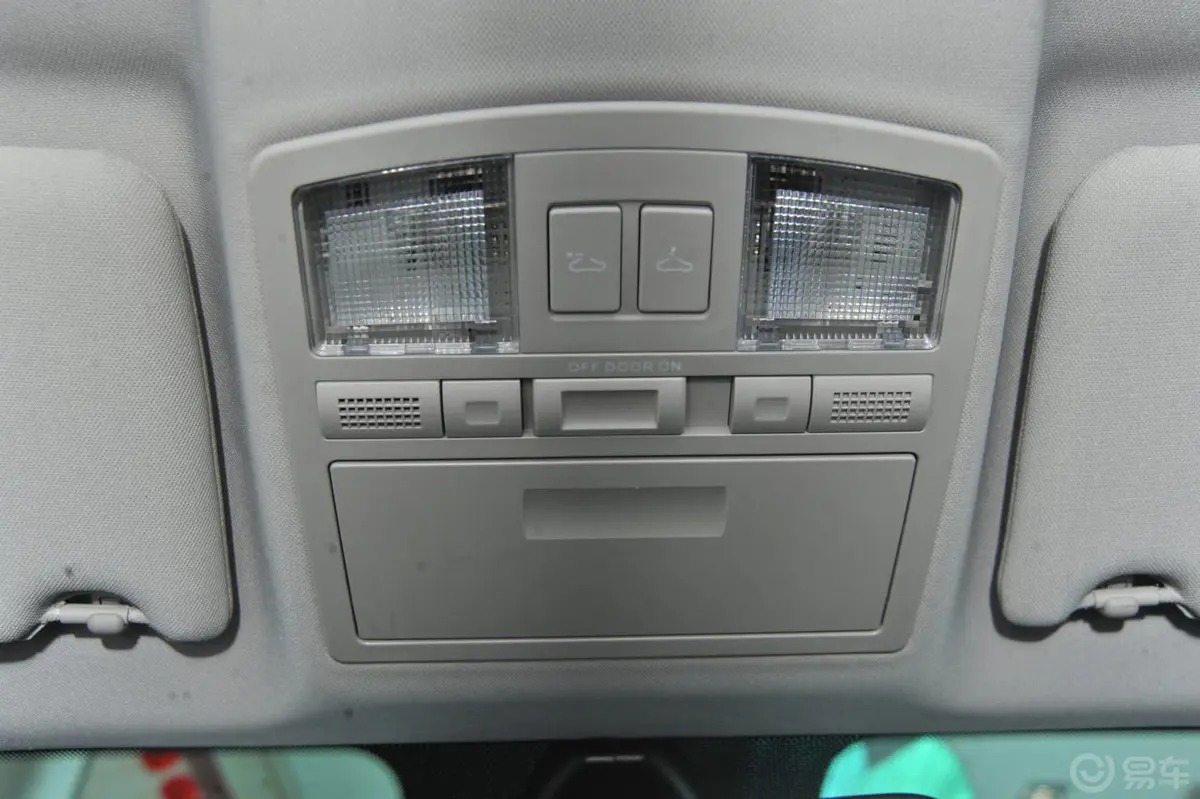 奔腾X802.0L 自动 舒适 周年纪念型前排车顶中央控制区