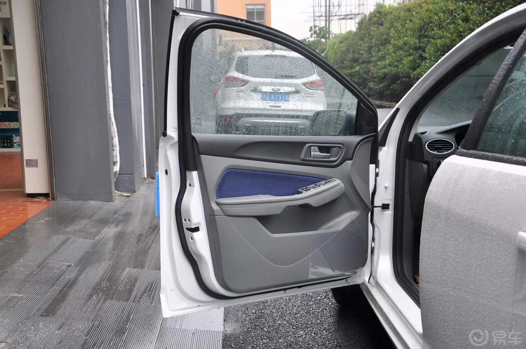 福克斯两厢 经典版 1.8L 自动 酷白典藏版驾驶员侧车门内门板