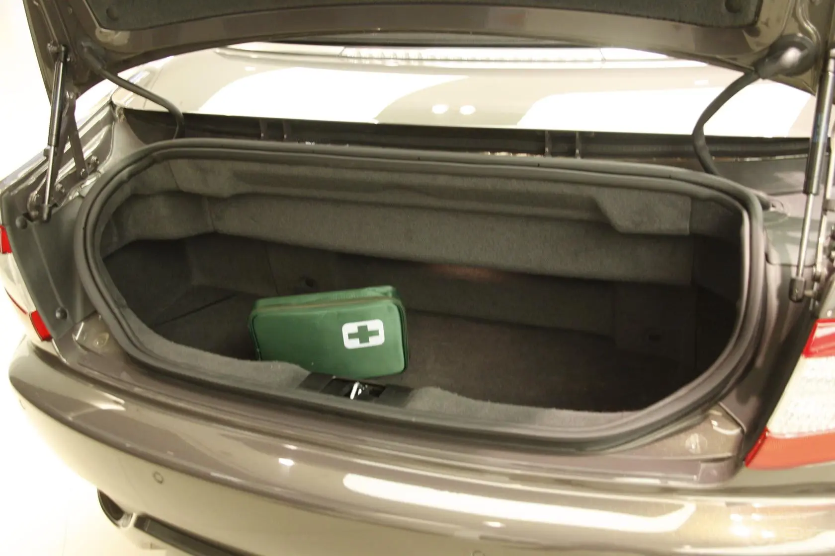GranCabrio4.7L FENDI定制限量版敞篷跑车行李箱空间