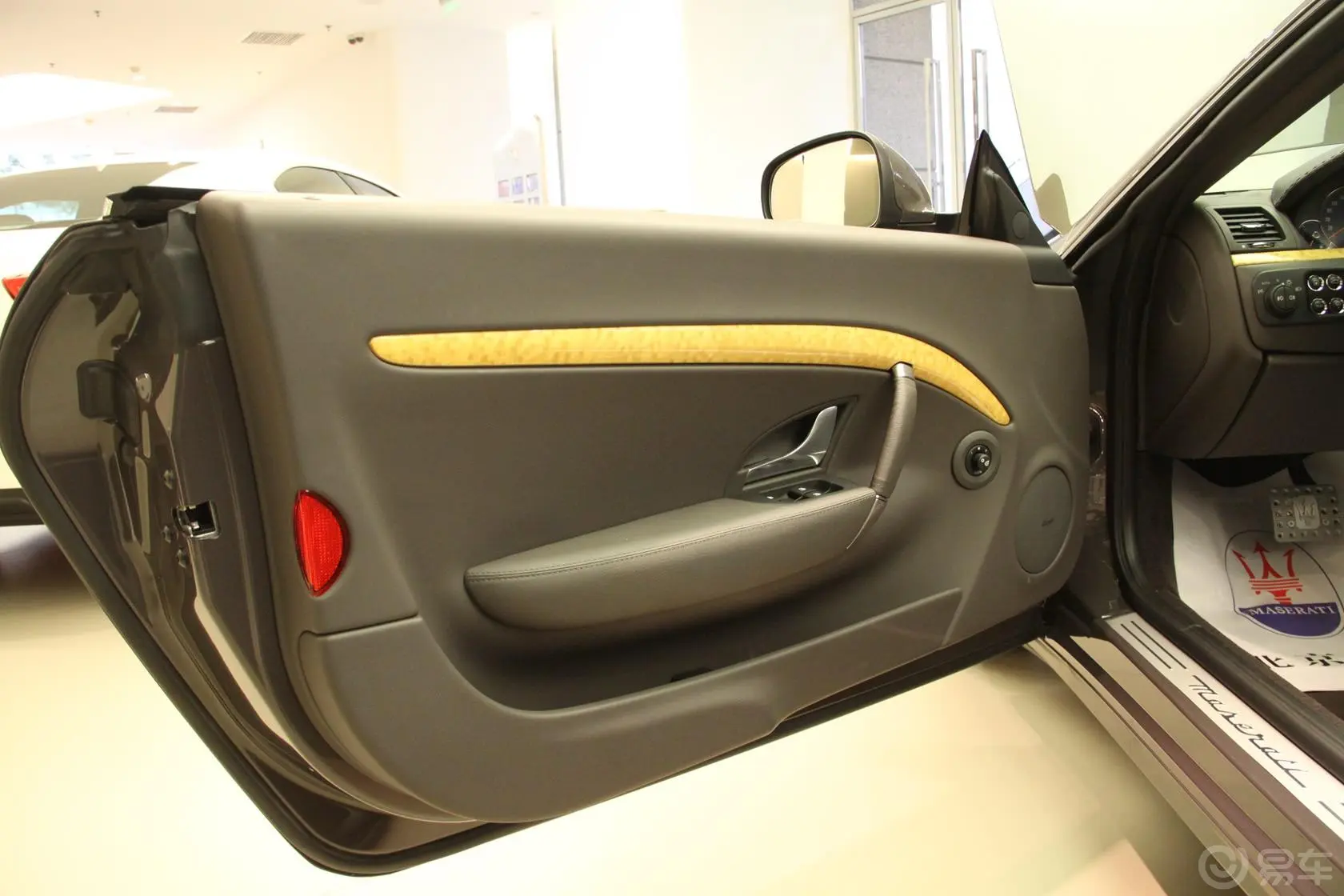 GranCabrio4.7L FENDI定制限量版敞篷跑车驾驶员侧车门内门板