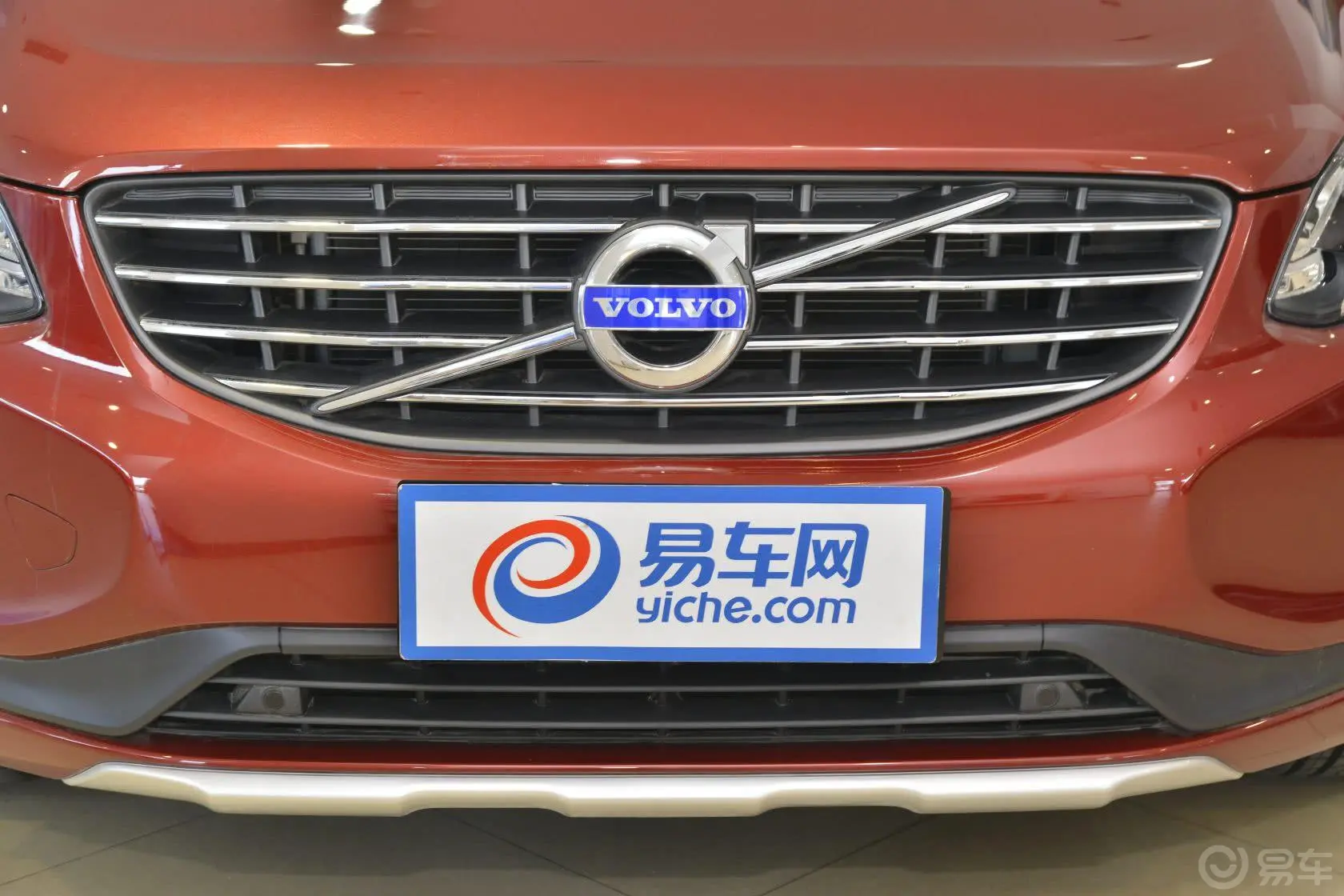 沃尔沃XC60(进口)2.0T T5 智逸版前格栅侧俯拍