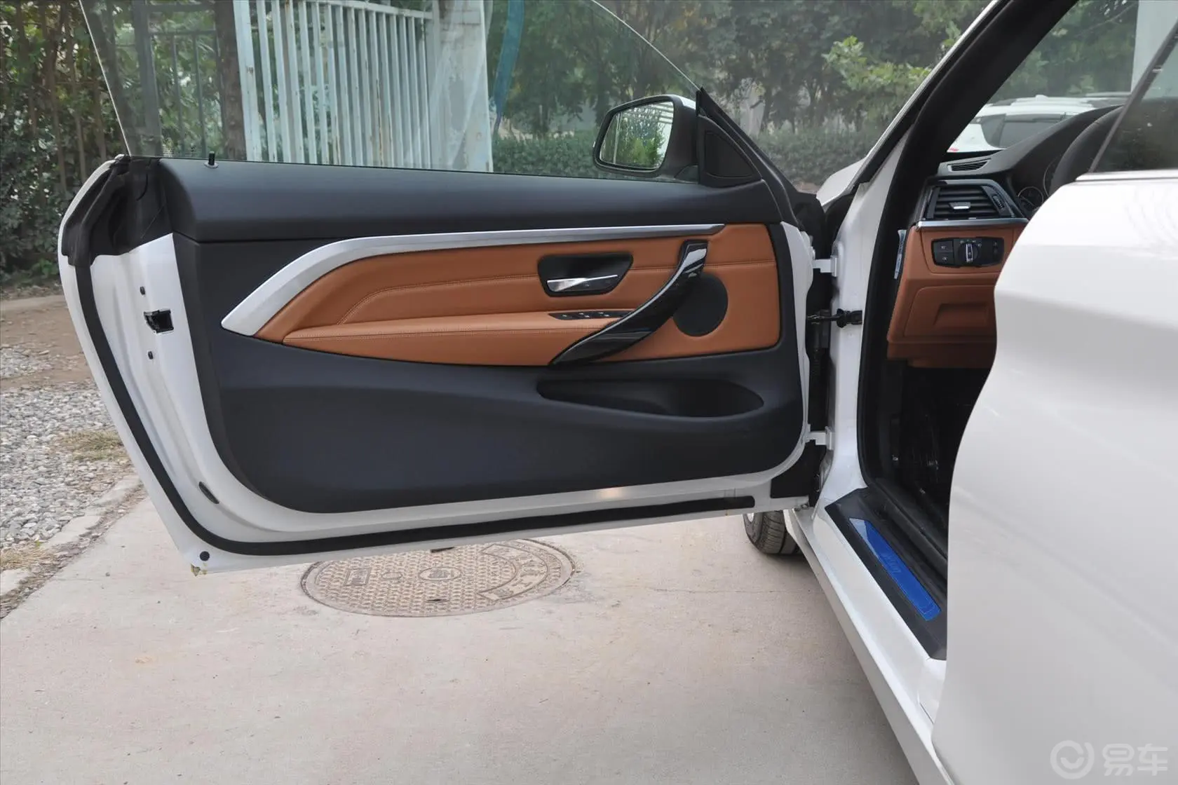 宝马4系敞篷轿跑车 428i 豪华设计套装驾驶员侧车门内门板