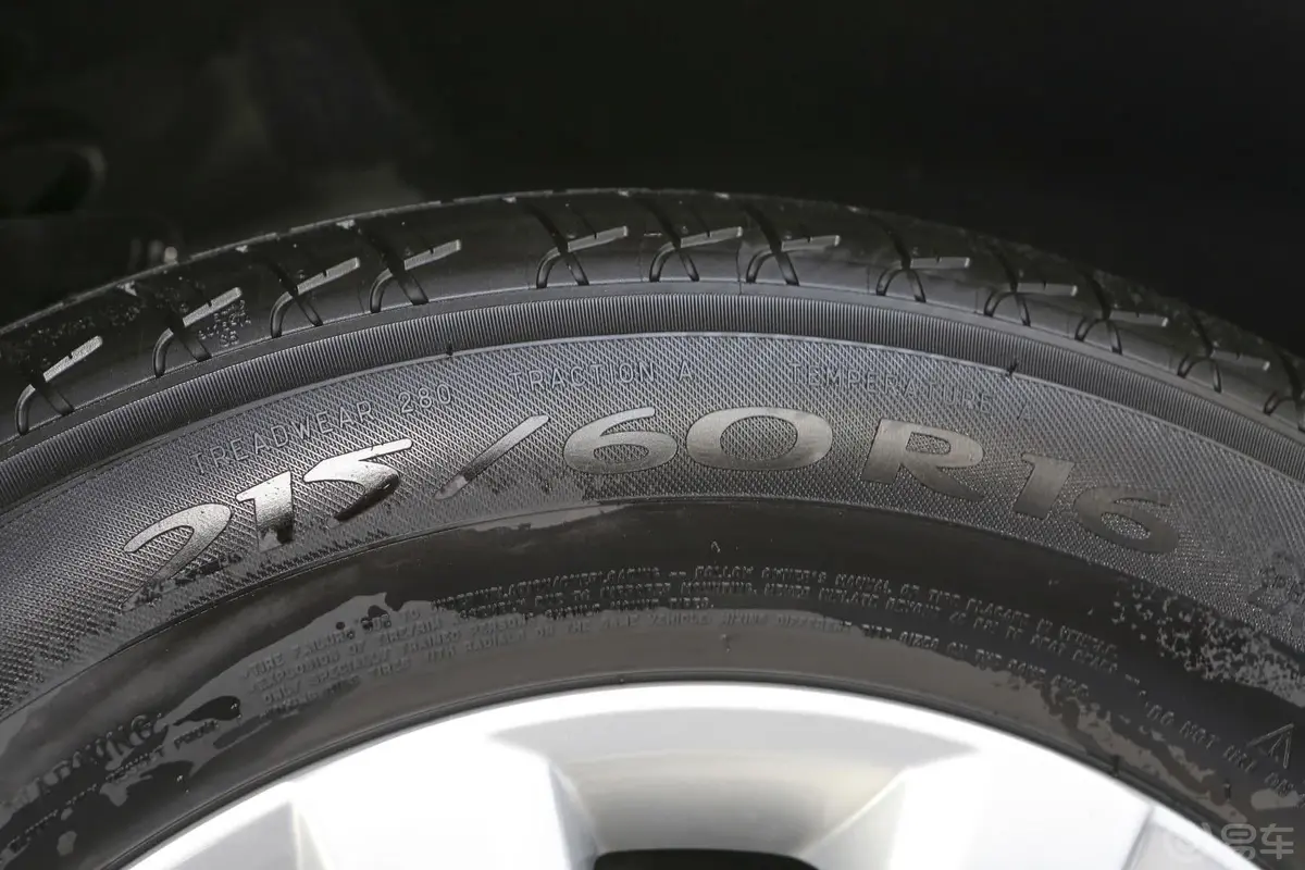 帕萨特1.8T 双离合 尊荣版轮胎规格