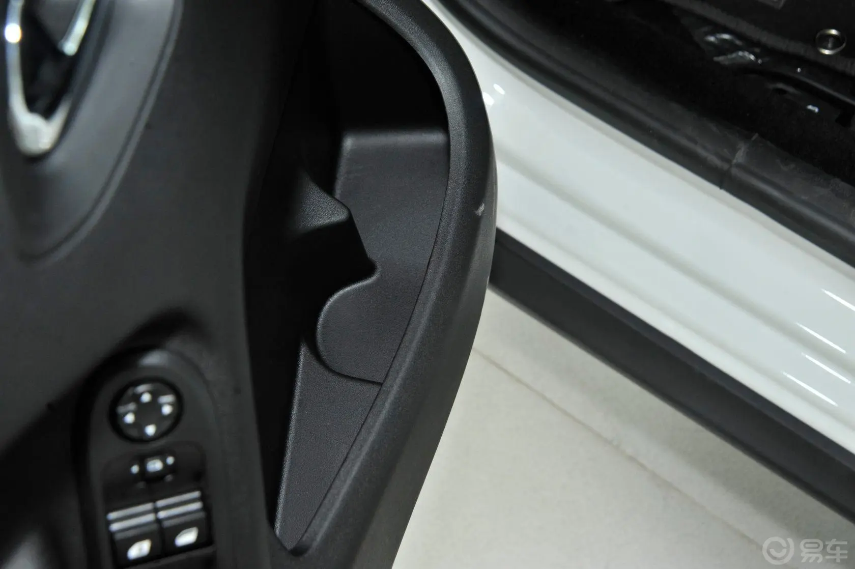 爱丽舍1.6L 手动 时尚型 WTCC纪念版驾驶员门储物盒