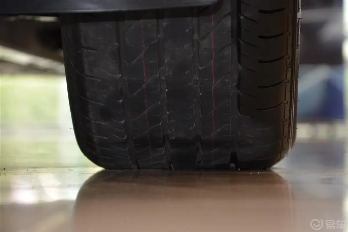 雷克萨斯ES300h 豪华版轮胎花纹