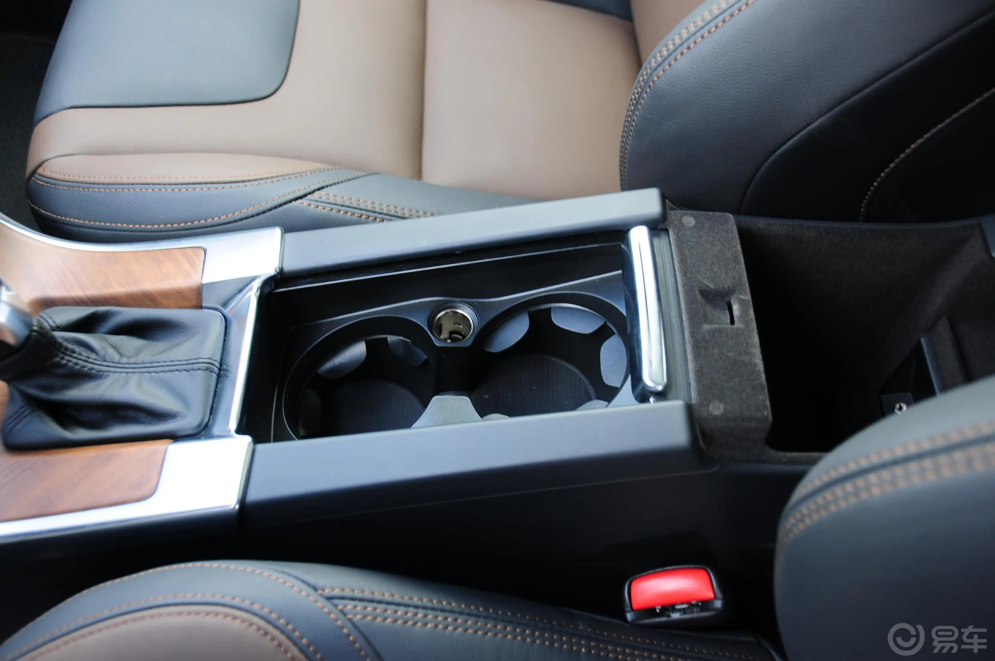 沃尔沃XC60T6 AWD 智越版前排中央扶手箱空间