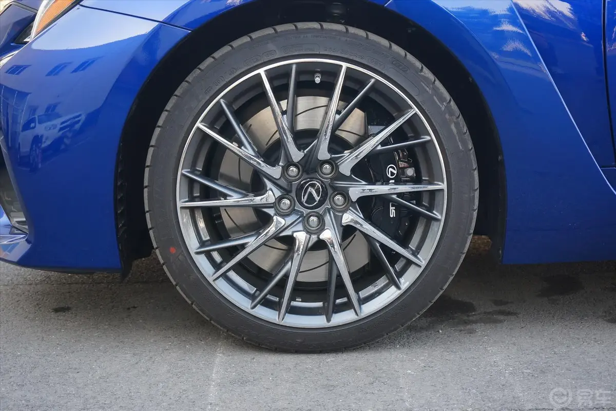 雷克萨斯RC FF 5.0L 巅峰版轮圈