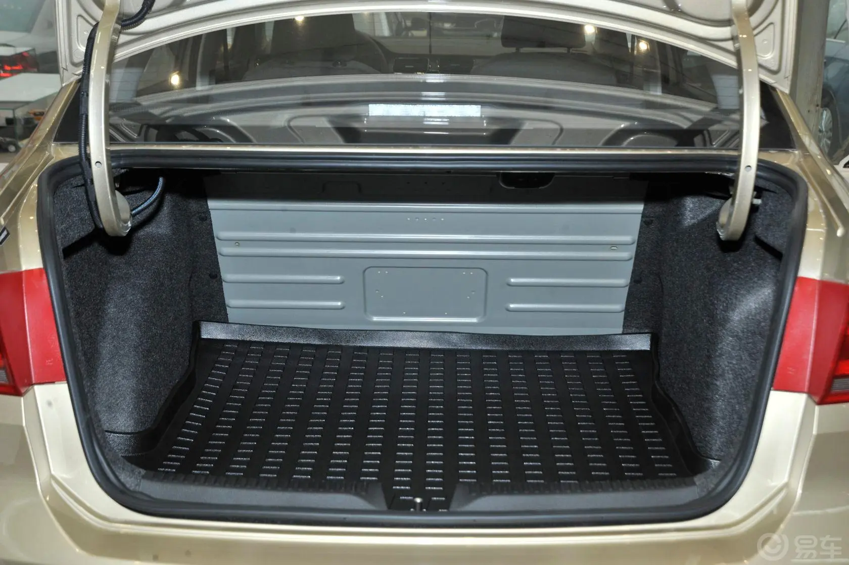 桑塔纳1.6L 手动 风尚版行李箱空间