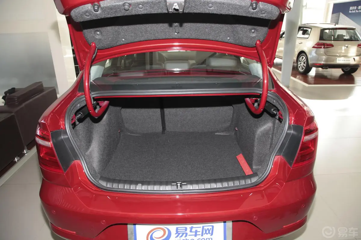 宝来1.6L 自动 舒适型行李箱空间