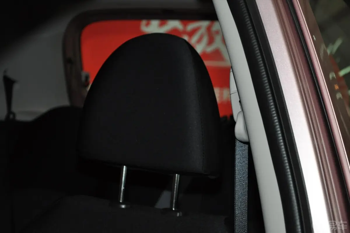 玛驰1.5XV AT 易智版驾驶员头枕