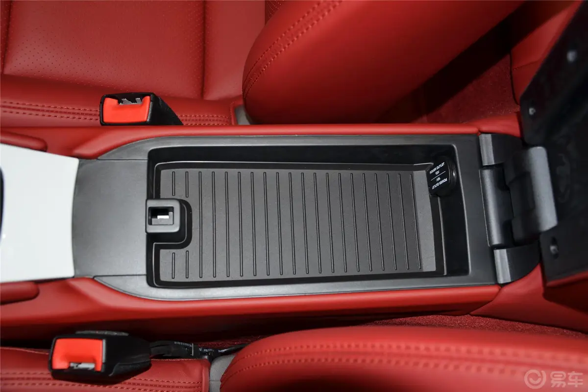 保时捷911Carrera 4S Cabriolet 3.8L前排中央扶手箱空间