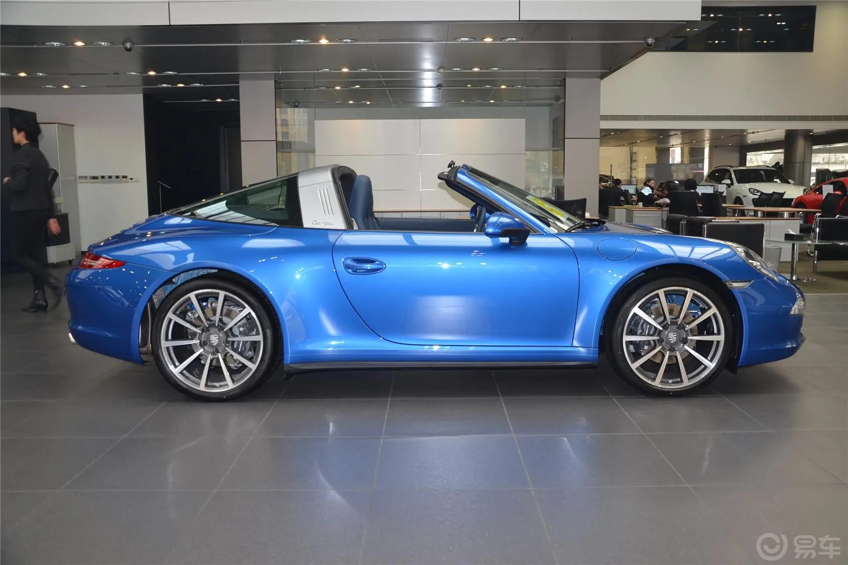 保时捷911Targa 4 3.4L正侧车头向右水平