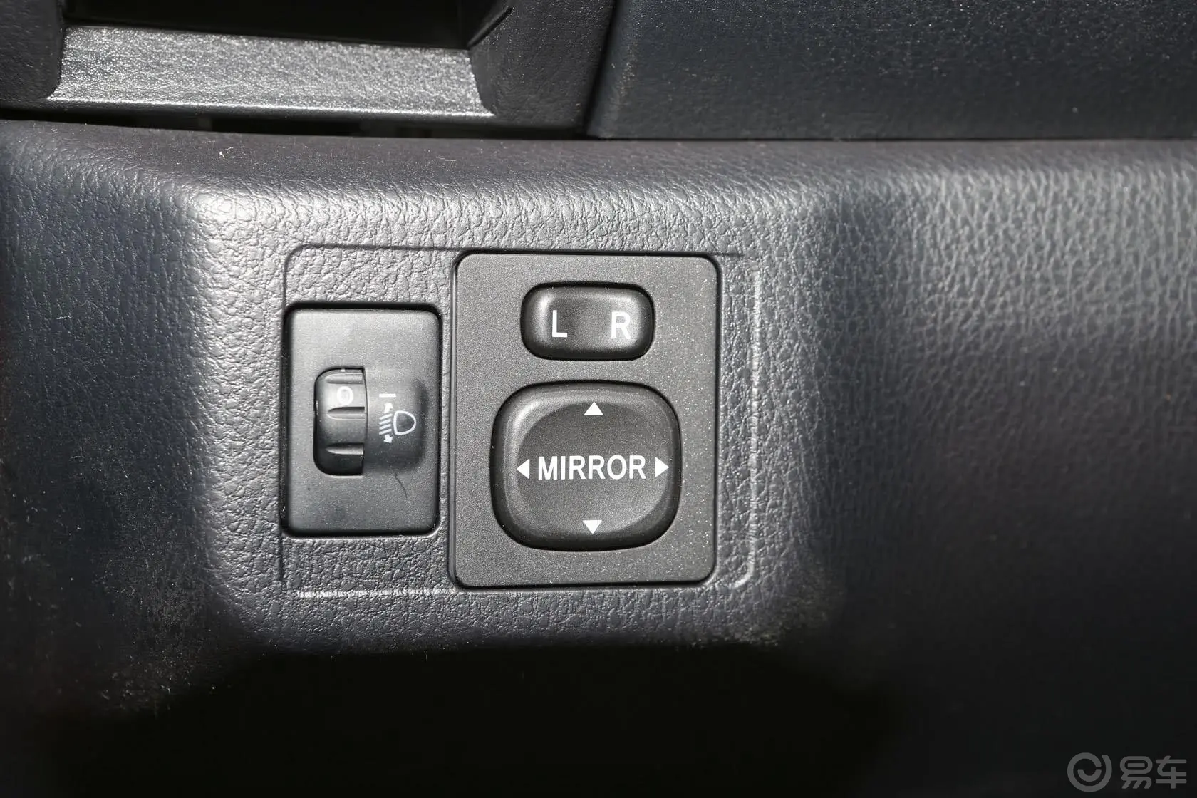 威驰1.3L 自动 型尚版外后视镜控制键