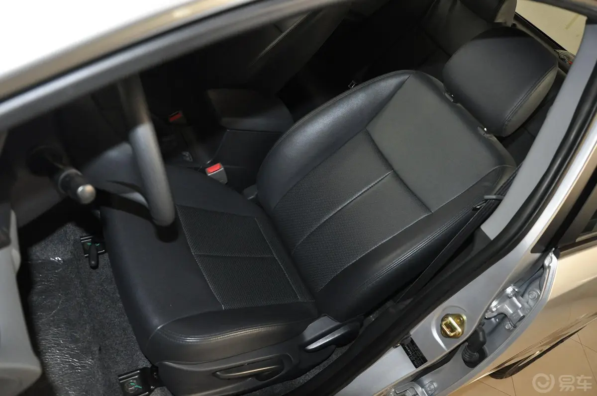 众泰Z3001.5L 驾值版 手动 精英型驾驶员座椅