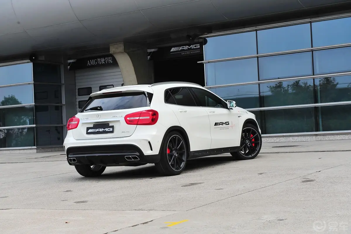 奔驰GLA AMGGLA 45 AMG 4MATIC侧后45度车头向右水平