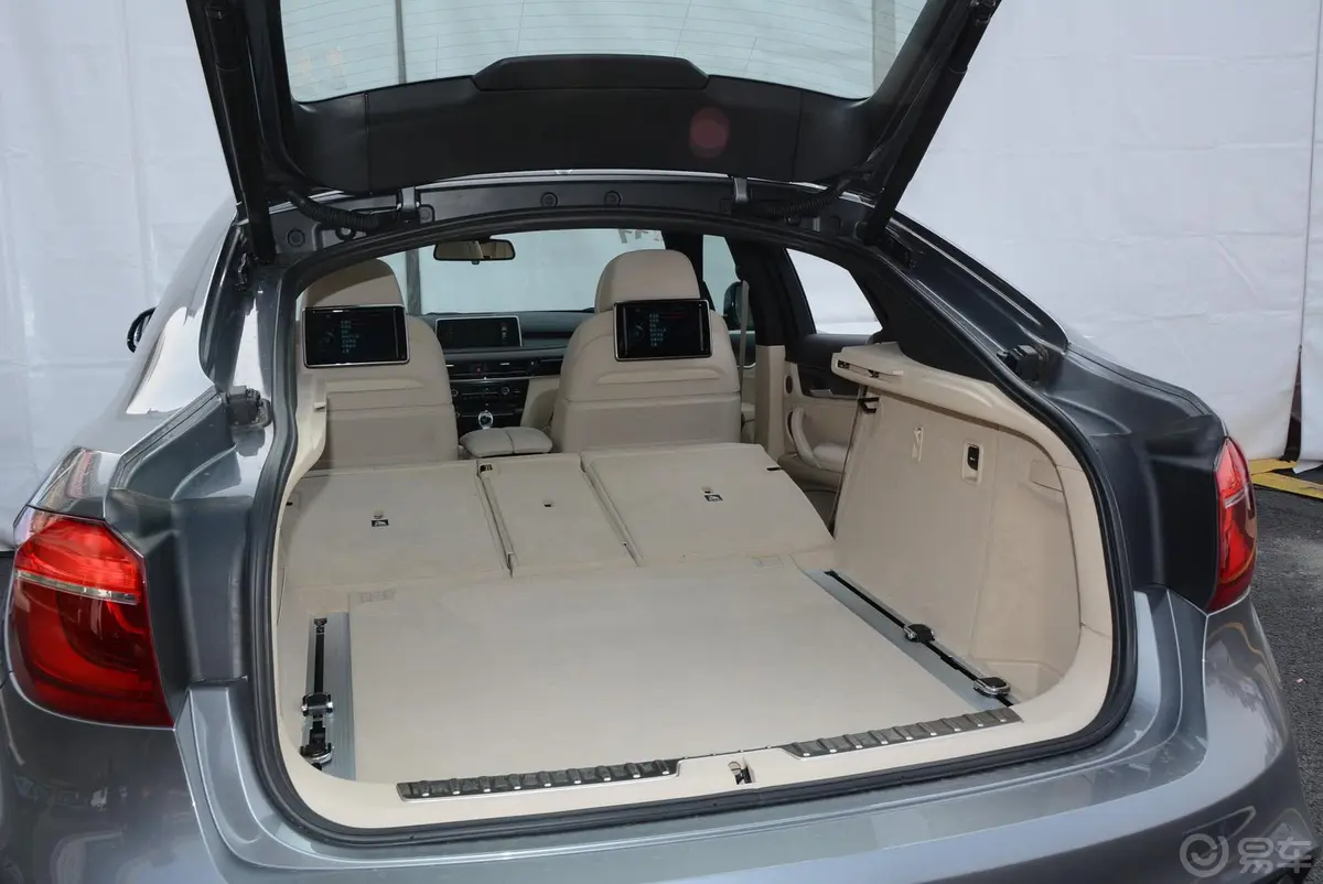 宝马X6xDrive50i M运动型行李箱空间