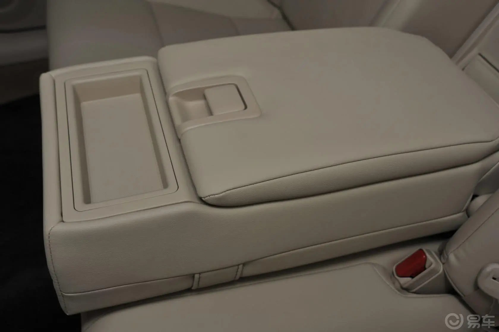 雷克萨斯ES300h 舒适版后排扶手