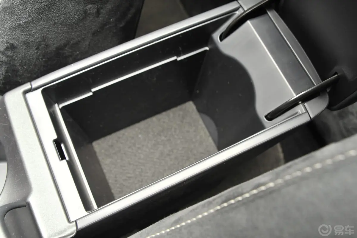 雷克萨斯CT200h 1.8L 自动 精英版（单色）前排中央扶手箱空间