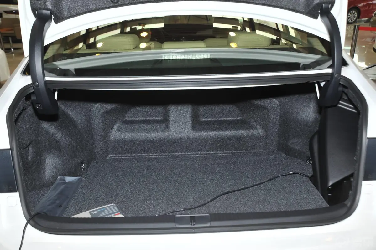 雷克萨斯ES300h 舒适版行李箱空间