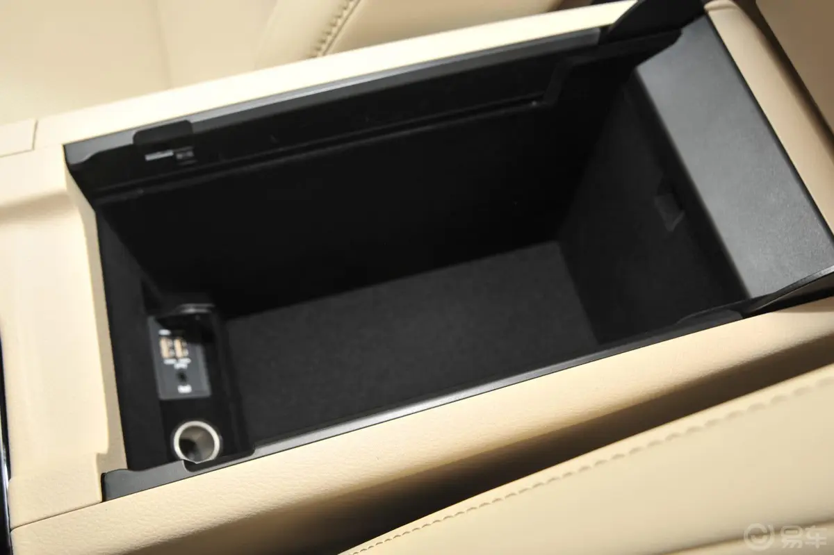 雷克萨斯ES300h 舒适版前排中央扶手箱空间