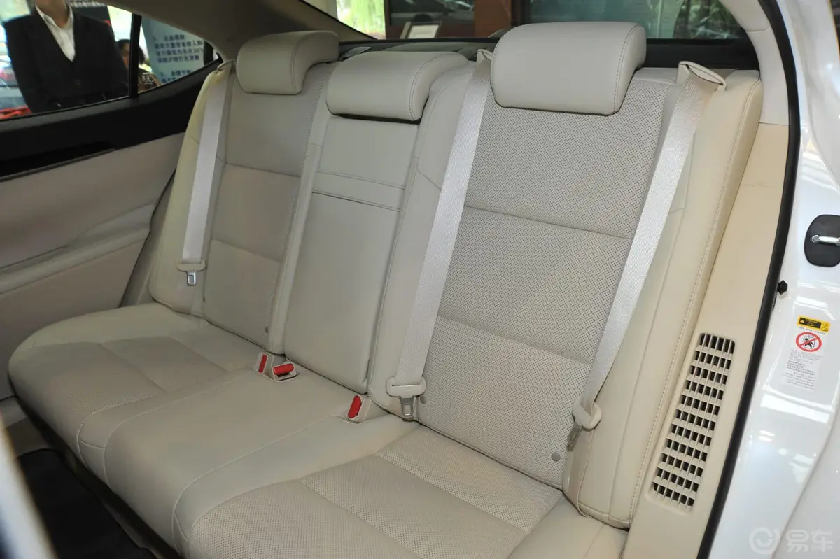 雷克萨斯ES300h 舒适版后排座椅