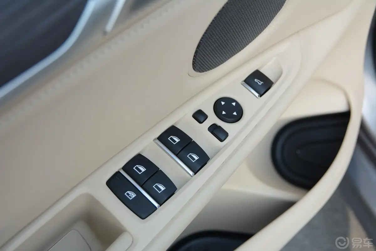 宝马X6xDrive50i M运动型车窗升降键