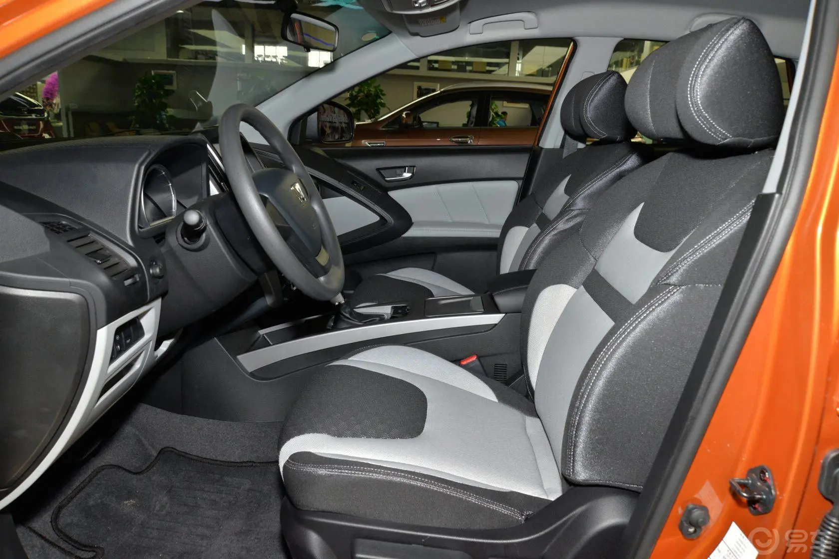 优6 SUV1.8T 魅力型前排空间